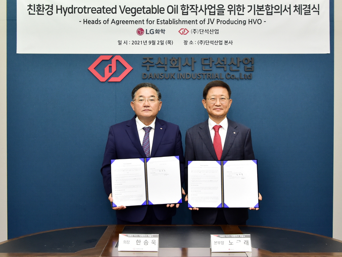 (왼쪽부터) 단석산업 한승욱 회장과 LG화학 노국래 석유화학사업본부장이 2일 경기도 시흥시 단석산업 본사에서 주요조건합의서(HOA)를 체결한 뒤 기념촬영을 하고 있다. 사진ㅣLG화학