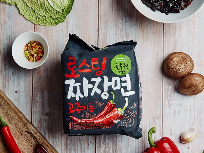 매운맛을 선호하는 소비자를 위해 홍고추로 자연스럽고 깔끔한 매콤함을 더한 ‘로스팅 짜장면 고추기름’. 사진ㅣ풀무원