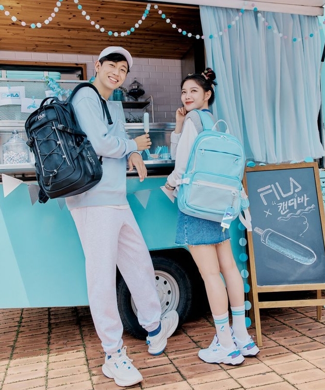 빙그레와 휠라가 '휠라X빙그레 캔디바 콜라보 컬렉션'을 출시했다. 캔디바의 디자인과 색상을 휠라의 의료 상품에 접목시켜, 백팩, 크로스백, 양말, 모자 등 4종으로 구성됐다. 