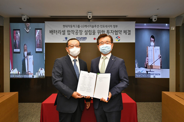 조성환 현대모비스 사장(사진 왼쪽)과 김종현 LG에너지솔루션 사장이 지난 7월 인도네시아 배터리 합작공장 투자협약 을 체결했다. 사진 | 현대차그룹