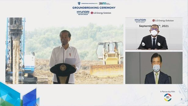 지난 15일(현지 시간) 인도네시아에서 진행된 배터리셀 합작공장 기공식 행사 중 조코 위도도 인도네시아 대통령(사진 왼쪽)이 축하 인사를 하고 있다. 정의선 현대차그룹 회장(오른편 위쪽)이 서울 현대차그룹 양재동 사옥 회의실에서 화상 연결을 통해 참석했고, 김종현 LG에너지솔루션 사장도 화상으로 기공식에 참여했다. 사진 | 현대차그룹 