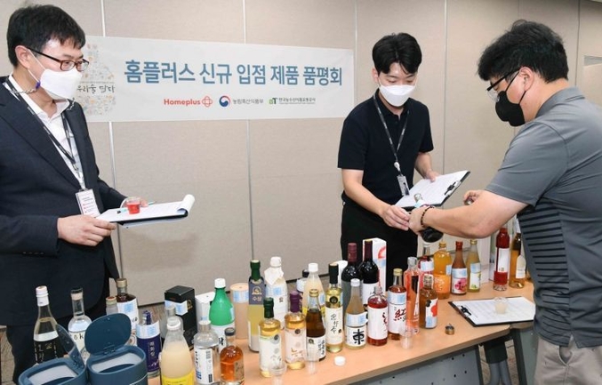 홈플러스가 올해 ESG(환경.사회.지배구조) 경영의 원년으로 선포한 가운데, 상생경영 차원에서 15개 지역 양조장에서 만든 전통주를 홈플러스에 신규 입점시켰다. 사진은 지난달 24일 서울 강서구 홈플러스 본사에 열린 신규 입점 전통주 품평회. 사진 | 홈플러스 