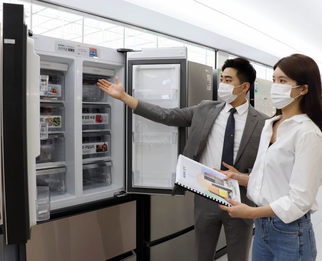 위니아딤채가 김치 냉장고 시즌을 맞아 이달말까지 롯데하이마트와 함께 딤채 기획전을 실시해 22년형 딤채 신제품 구매한 고객에도 최대 20만원의 모바일 상품권을 증정한다. 사진 | 위니아딤채 