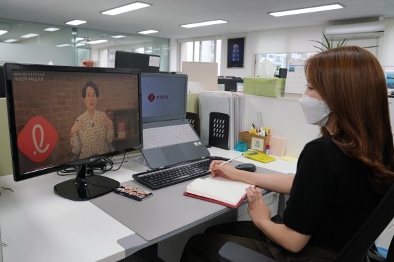 롯데건설이 여성 인재를 바탕으로 ‘2021년 여성 인재 리더십 포럼’을 비대면으로 진행했다. 사진ㅣ롯데건설