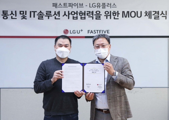 LG유플러스가 기업 전용 솔루션 시장 확대를 위해 공유 오피스 사업자인 패스트파이브와 업무 협약을 체결했다고 밝혔다. 오른쪽부터 임장혁 LG유플러스 기업기반사업그룹장과 김대일 패스트파이브 대표가 기념촬영을 하는 모습. 사진ㅣLG유플러스