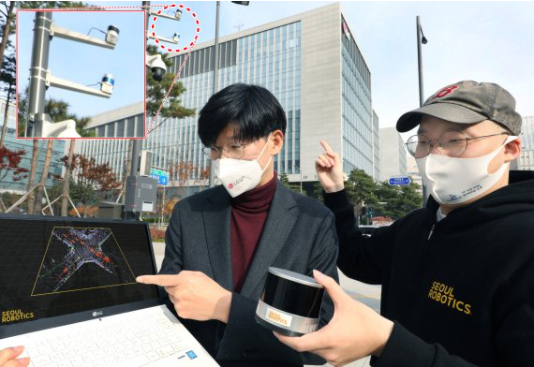 LG유플러스가 서울로보틱스와 '지능형 인프라 라이다 인식기술' 실증에 돌입한다. LG유플러스 서울 마곡사옥 앞 교차로에 설치된 LiDAR 센서를 주영준 LG유플러스 차세대기술Lab장(왼쪽)과 이한빈 서울로보틱스 대표가 살펴보고 있다. 사진ㅣLG유플러스