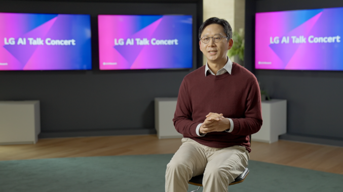 LG가 초거대 인공지능 EXAONE을 공개하며 글로벌 생태계 확장을 예고했다. 사진은 배경훈 LG AI연구원장이 설명하는 모습. 사진ㅣLG