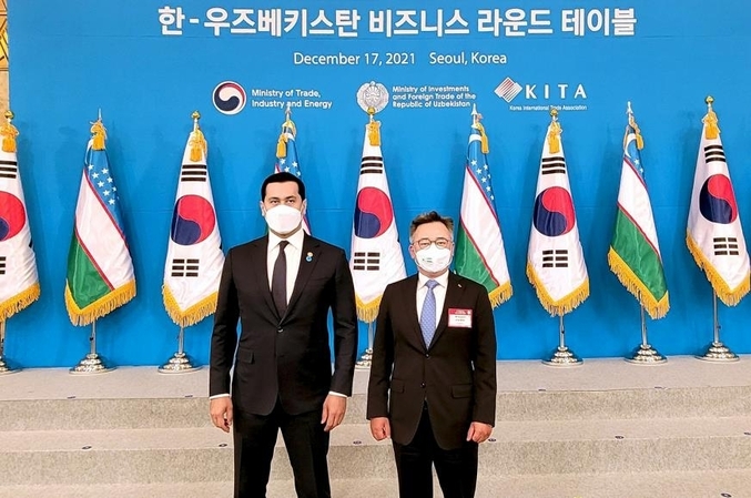SK에코플랜트(대표 박경일, 오른쪽)는 서울 중구 롯데호텔 서울에서 사르도르 우무르자코프 우즈베키스탄 부총리 겸 투자대외무역부 장관과 '우즈베키스탄 에너지 현대화 사업 협력'을 위한 공동 협약을 체결했다. 사진 ㅣ SK에코플랜드 