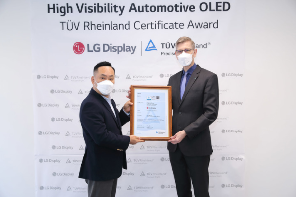 LG디스플레이 오토 마케팅·상품기획 손기환 상무가 프랭크 쥬트너 TUV Korea CEO로부터 ‘고시인성(High Visibility)차량용 OLED’ 인증서를 전달받고 있다. 사진ㅣLG디스플레이
