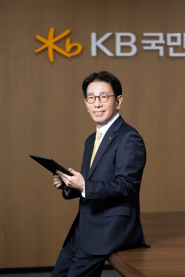 이재근 KB국민은행장은 3일 취임사를 겸한 신년사에서 “모든 금융서비스의 시작과 끝은 바로 고객”이라며 “차별화된 고객 경험을 제공하기 위해 KB스타뱅킹 등 KB의 플랫폼이 고객의 일상생활을 아우를 수 있도록 ‘디지털 유니버설 뱅크’의 완성도를 높여 나가겠다”고 말했다. 사진 | KB국민은행