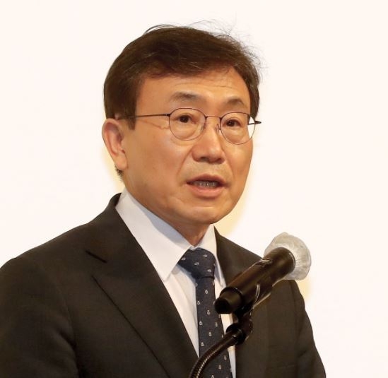 보건복지부(장관 권덕철, 사진)는 19일 아픈 근로자들의 쉼과 소득보장을 위한 상병수당 시범사업 추진방향을 발표했다. 복지부는 오는 7월부터 시행될 1단계 시범사업을 위한 지방자치단체 공모 절차를 19일 시작한다고 밝혔다. 사진 ㅣ 보건복지부
