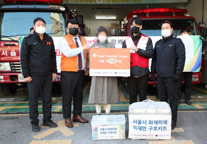 한화손해보험이 서울 종로소방서에서 화재사고로 재물 피해를 입은 기초수급 세대를 위해 위로금과 구호물품을 전달했다. 사진ㅣ한화손해보험