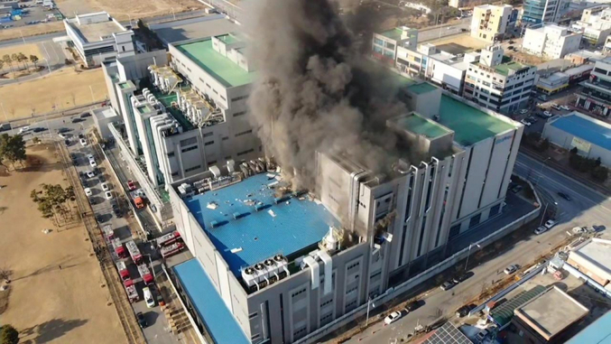 고용노동부가 지난 21일 화재가 발생해 근로자 1명 사망, 3명이 부상을 입은 청주배터리공장 화재 사고와 관련해 안전보건관리책임자인 대표이사를 산업안전보건법 위반 협의로 입건했다. 사진 | 뉴시스·소방청