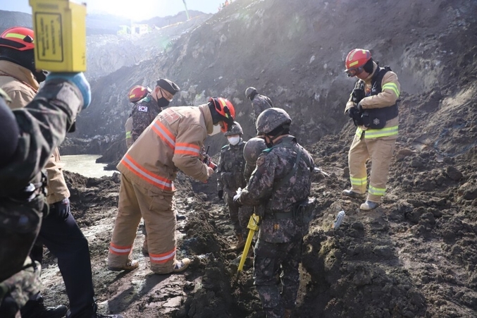 한국의 특수한 기업 구조로는 오너는 직함 없이도 경영을 좌우한다. 중대재해처벌법 문구만으로는 경영책임자가 사주인지, 최고경영자인지, 안전 담당 임원인지 분명치 않다. 이는 경영자협회의 요구로 들어간 문구라는데, 그물망을 빠져나갈 수 있는 도피처로 볼 수 있다. 사진 | 소방청