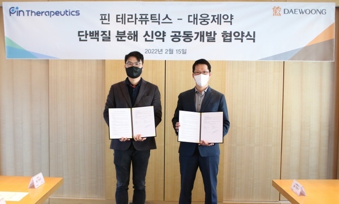 대웅제약이 지난 15일 국내 단백질 분해 신약 연구 플랫폼 기술 기반 바이오텍 회사 핀테라퓨틱스와 단백질 분해 기술 신약 개발을 위한 공동연구개발 협약을 맺었다. 사진은 전승호 대웅제약 대표(왼쪽)와 조현선 핀테라퓨틱스 대표가 업무협약 체결 후 기념촬영을 하는 모습. 사진 | 대웅제약