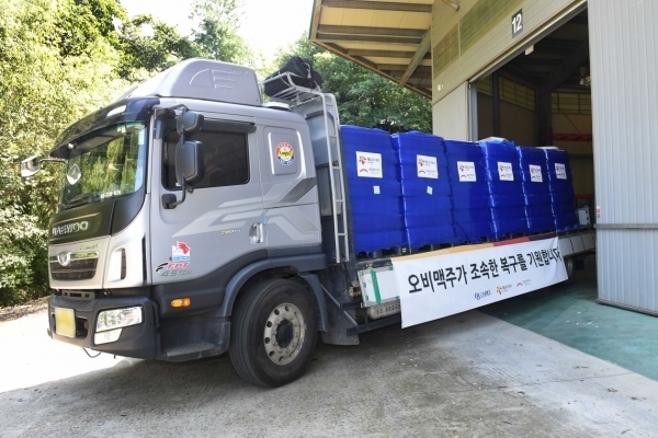 오비맥주가 강원도 동해시 산불 피해 이재민들에게 재난구호용 생수를 지원했다. 사진ㅣ오비맥주