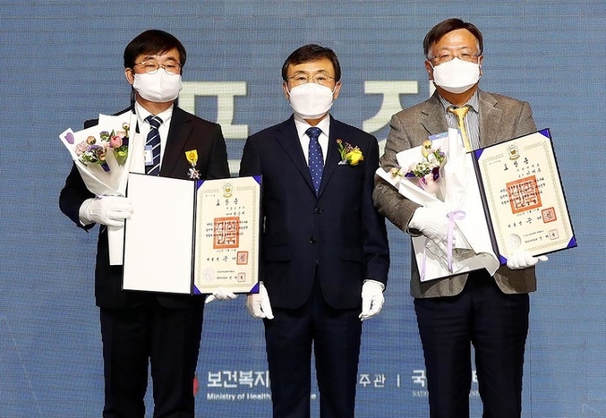 보건복지부(장관 권덕철, 사진 중앙)는 제15회 암 예방의 날을 맞아 21일 오후 3시 서울 플라자호텔 22층 다이아몬드홀에서 암 예방 및 암 관리 사업에 기여한 유공자를 포상하고 암 예방수칙 등을 알리는 기념식를 가졌다. 사진 ㅣ 보건복지부