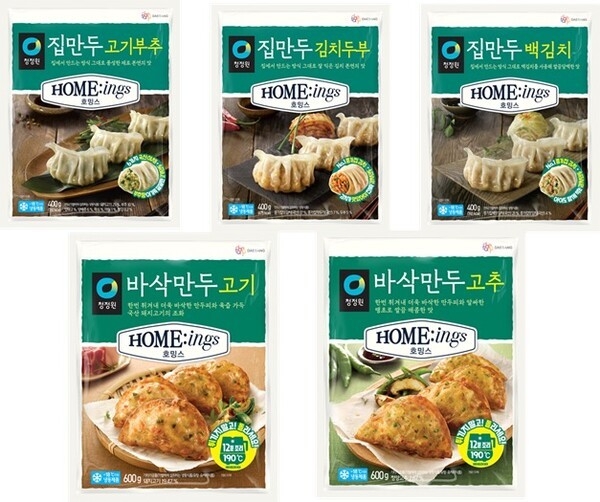대상의 청정원 간편식 브랜드인 ‘호밍스(Home:ings)’는 집만두와 바삭만두 신제품을 출시한다. 사진은 호밍스 신제품 5종. 사진 | 대상