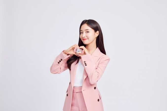 빙그레가 요플레 모델로 배우 이세영을 재발탁해, '맛있는 요플레, 놀라운 건강함'이라는 메시지를 다시 전달한다. 사진ㅣ빙그레 
