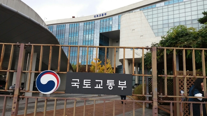 국토교통부는 전국의 도로에 설치된 회전교차로의 교통 안전성을 더욱 높이고, 부지가 협소한 공간에도 설치가 가능한 유형을 신설하기 위해 ‘회전교차로 설계지침’(이하 지침) 개정안을 마련했다고 2일 밝혔다. t사진 ㅣ 국토교통부