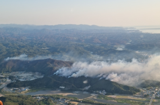 29일 날이 밝자 헬기 40여대와 진화대원, 소방 공무원, 군 병력 등 1500-1600명을 산불 현장에 투입했다고 밝혔다. 이날 오전 7시 현재 산불은 약 70% 진화 상태며, 피해 면적은 140ha로 추정된다고 밝혔다. 사진 ㅣ 소방청