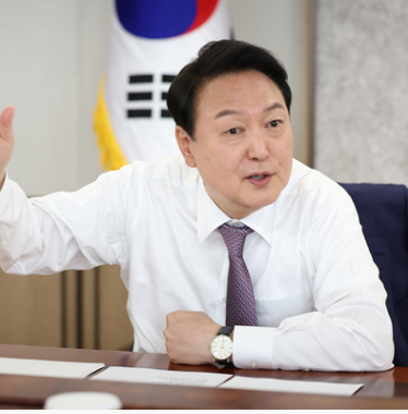 윤석열 대통령은 3일째 경남 밀양 부북면 산에서 산불이 계속되고 있는 2일 "가용한 인력과 자원을 적극 지원하고 진화에 총력을 다해 달라"고 관계 기관에 지시했다. 사진 ㅣ 대통령실