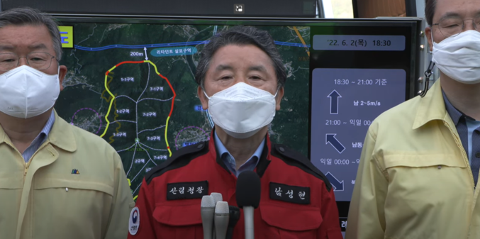 남성현 산림청장(가운데)이 3일 오전 10시 밀양시 부북면 산불현장통합지휘본부에서 기자회견을 통해 "밀양 산불의 주불을 진화했다"고 밝혔다. 사진 ㅣ 산림청