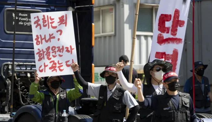 한국자동차산업협회(회장 정만기)는 화물연대 파업과 관련, 이에 대응하는 업계 TF를 구성하고 일일 점검 체계를 가동했다고 13일 밝혔다. 이 TF는 파업이 끝날 때까지 가동된다. 사진 ㅣ 경향신문