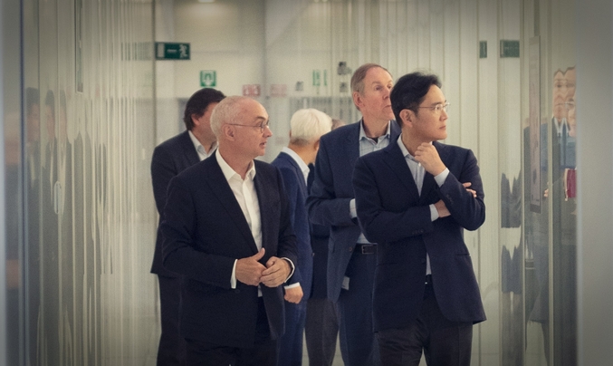 최첨단 반도체 시설을 둘러보고 있는 이재용 삼성전자 부회장(앞줄 오른쪽). 사진 ㅣ 삼성전자