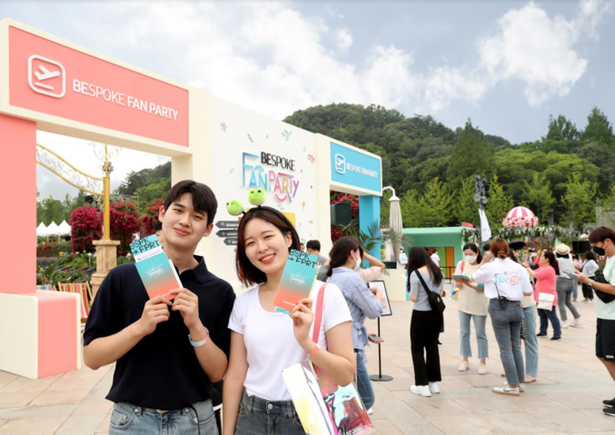 삼성전자가 18일 경기도 용인 에버랜드에서 '비스포크' 출시 3주년을 기념한 가전 제품 최초의 대규모 팬파티에 가전고객 1,500여명을 초청해 팬파티를 연 가운데, 출국장처럼 꾸민 포토존 '비스포크 게이트' 앞에서 많은 팬들이 인증 사진을 촬영하기 위해 대기하고 있다. 사진 | 삼성전자