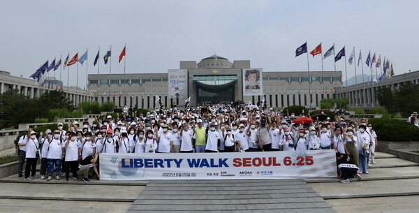 부영그룹은 25일 6.25재단·대한민국육군협회와 서울 용산 전쟁기념관에서 ‘리버티 워크(LIBERTY WALK) 서울’ 행사를 진행했다. 사진은 행사 참석자들이 단체사진을 촬영하고 있는 모습. 사진 | 부영그룹