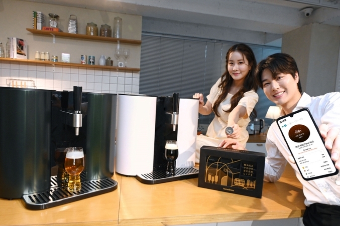 LG전자가 나만의 특별한 맥주를 집에서 손쉽게 만드는 프리미엄 수제맥주제조기 ‘LG 홈브루’를 8일 출시했다. LG전자는 다양한 수제 맥주를 만들고 맛보길 원하는 홈브루 사용 고객의 목소리를 적극 반영해 신제품을 개발했다고 밝혔다. 사진 ㅣ LG전자