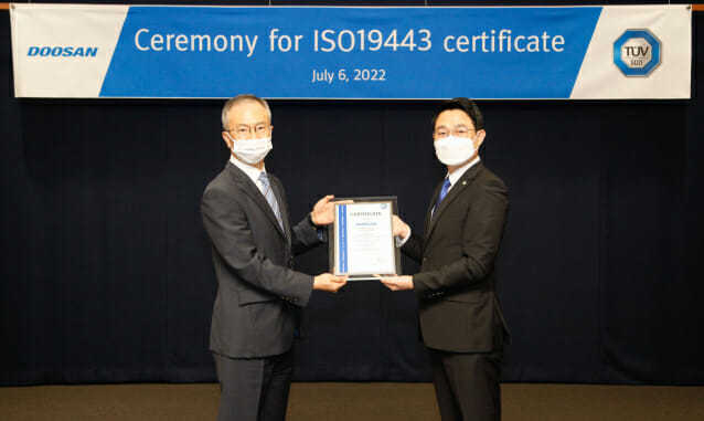 ISO 19443 인증서 수여식에서 두산에너빌리티 원자력BG 강홍규 상무(왼쪽)와 TUV SUD Korea 서정욱 대표이사가 인증서를 마주잡고 기념촬영하고 있다. 사진 ㅣ두산에너빌리티