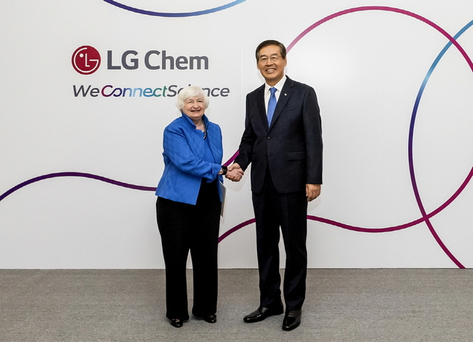 LG화학은 19일 재닛 옐런 장관이 방한 첫 일정으로 서울 강서구 LG화학 마곡 R&D 캠퍼스를 방문했다고 이날 밝혔다. 사진은 LG화학에서 신학철 LG화학 대표이사 부회장과 엘런 재닛 미 재무장관이 회담에 앞서 다정하게 포즈를 취하고 있다. 사진 ㅣ LG화학 