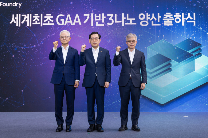 삼성전자(대표 한종희, 경계현)가 25일 경기도 화성캠퍼스 V1라인(EUV 전용)에서 세계 최초 차세대 트랜지스터 GAA(Gate All Around) 기술을 적용한 3나노 파운드리 제품 출하식을 가졌다. 사진 ㅣ 삼성전자