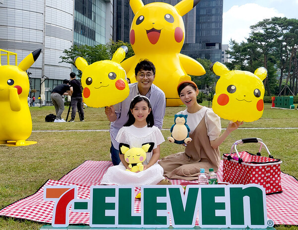 코리아 세븐이 운영하는 편의점 세븐일레븐이 포켓몬코리아와 롯데월드타워 광장을 포켓몬으로 꾸몄다. 사진 | 세븐일레븐