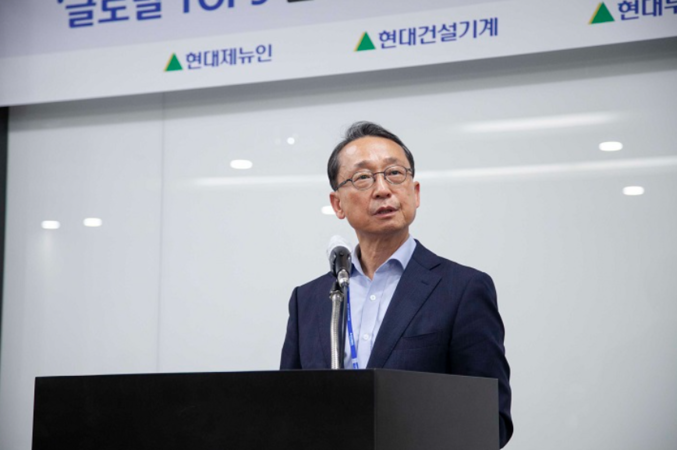 조영철 현대제뉴인·현대두산인프라코어 사장이 지난 19일 인천 송도의 현대두사인프라코어 본사에서 열린 ‘건설기계 3사 출범 1주년’ 기념식에서 연설을 하고 있다. 조 사장은 내년 상반기까지 건설기계 분야에서의 '글로벌 톱5 도약'을 강조했다. 사진 | 현대제뉴인