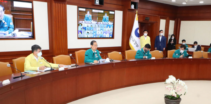 코로나바이러스감염증-19 중앙재난안전대책본부장 한덕수 국무총리(왼쪽에서 두번째)가 7일 서울 세종로 정부청사에서 추석을 앞두고 코로나 19 대책회의를 주재하고 있다. 사진 ㅣ 국무총리실