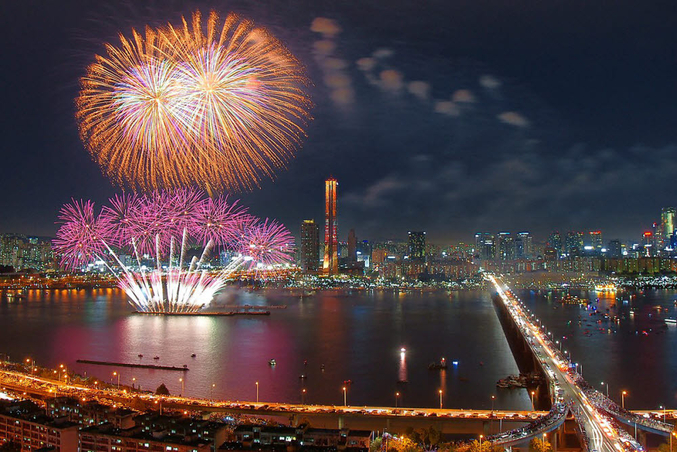  한화생명(대표 여승주)은 10월 8일 서울 여의도 63빌딩 앞 한강공원 일대에서 세계불꽃축제가 개최된다고 19일 밝혔다. 사진 ㅣ 한화생명