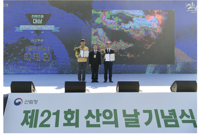 산림조합중앙회(회장 최창호)는 18일 전남 순천만국가정원에서 ‘제22회 산림문화작품공모전 시상식’을 개최했다. 사진 ㅣ 산림조합중앙회