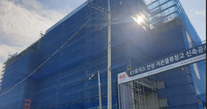 지난 21일 경기도 안성시 원곡면 소재 KY로지스 안성 저온물류창고 신축공사장에서 외국인 근로자 3명이 사망하고, 2명이 크게 다치는 사고가 발생했다. 사진 | 경기소방재난본부