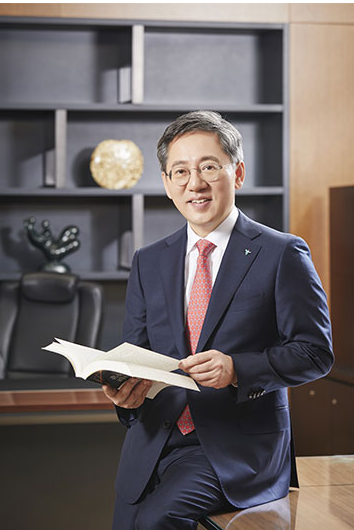 하나은행(은행장 박성호, 사진) 부설 하나금융경영연구소는 금융 환경에 대처하는 금융소비자의 역동적 변화와 이슈에 대한 의견을 점검함으로써 소비자 중심의 금융 산업 발전에 기여할 수 있는 『대한민국 금융소비자 보고서 2023』을 발간했다고 29일 밝혔다. 사진 ㅣ 하나은행