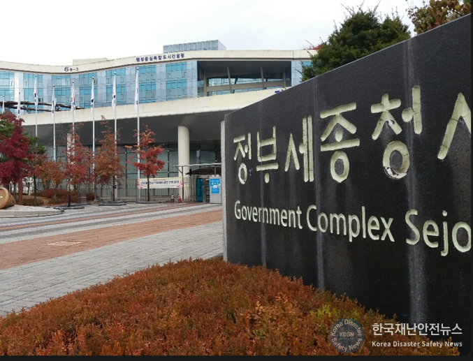 행정안전부(장관 이상민)는 지역별로 특성이 다른 재난안전 문제를 발굴하고 해결하기 위한 지역맞춤형 연구개발사업 6개를 선정하고 올해부터 2년간 136억 원(행안부 109, 지자체 27)을 지원할 계획이라고 10일 밝혔다. 사진 ㅣ 정부세종청사