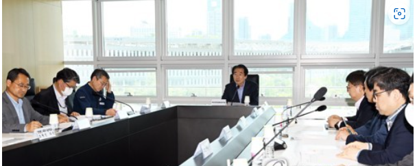 행정안전부 김성호 재난안전관리본부장이 19일 정부세종청사 중앙동에서 국가안전시스템개편 종합대책 제4차 추진상황 점검회의를 주재하고 있다. 사진 ㅣ 행정안전부