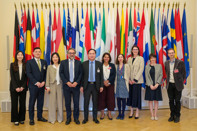 지난 15일 프랑스에서 개최된 ‘OECD 지속가능 중기금융 플랫폼 운영위원회‘에서 조봉현 기업은행 부행장(왼쪽 다섯 번째), 나딤 아마드 OECD 부국장(왼쪽 네번째), 샤니카 아마라세카라 영국 비즈니스은행 부행장(왼쪽 여섯 번째) 및 관계자들이 기념촬영을 하고 있는 모습 . 사진 ㅣ IBK기업은행