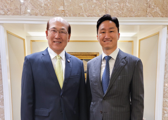 정기선(오른쪽) HD현대 사장이 지난 6일(현지시간) 노르시핑 기간 중 임기택 IMO 사무총장과 만나 글로벌 조선 및 해운업계의 주요 현안에 대해 논의하고 기념촬영을 하고 있다. 사진 ㅣ HD현대
