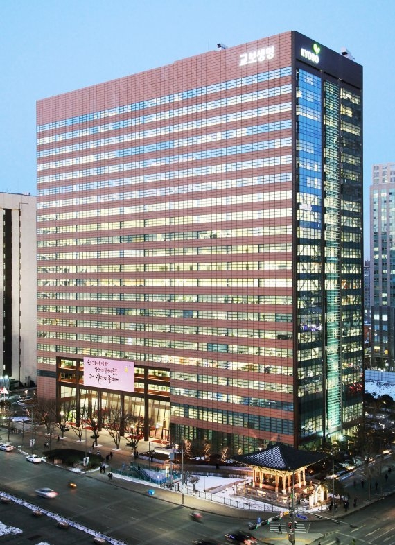 교보생명이 손해보험업 진출을 첫 공식화 하며 지주사 전환을 위한 첫 발을 내디뎠다. 사진 ㅣ 교보생명 종로 본사
