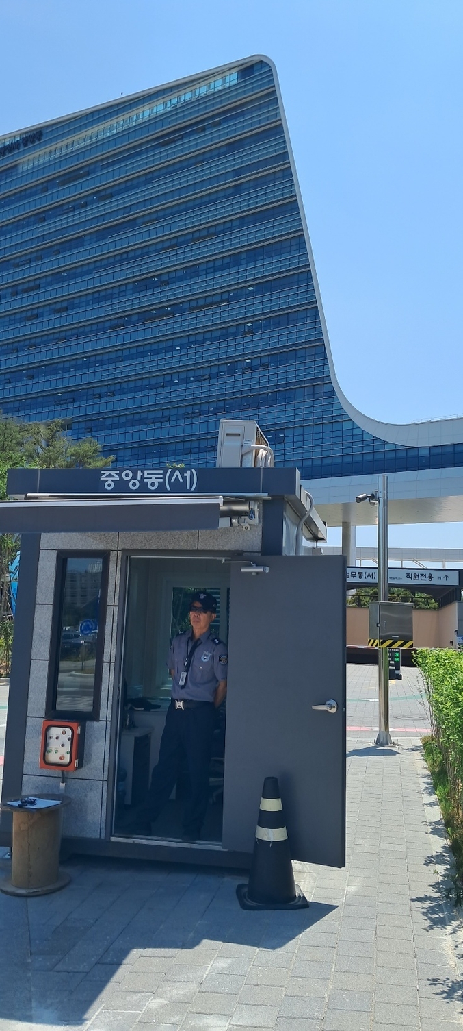  행정안전부는 중앙부처, 지자체 등 268개 기관을 대상으로 2022년 국민 안전교육 이행실적을 점검하고, 중앙부처, 시·도, 시·군·구별 총 79개 우수기관을 선정하여 발표했다. 사진 ㅣ 정부세종청사 중앙동