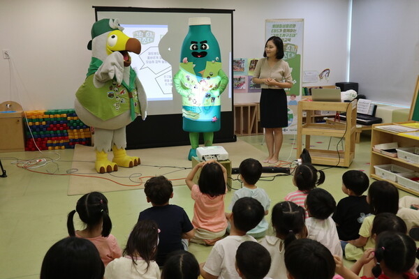  롯데칠성음료는 EBS, 초록우산어린이재단과 함께 ‘찾아가는 그린조끼 구조대’ 어린이 환경 교육을 진행한다고 10일 밝혔다. 사진 ㅣ 롯데칠성음료