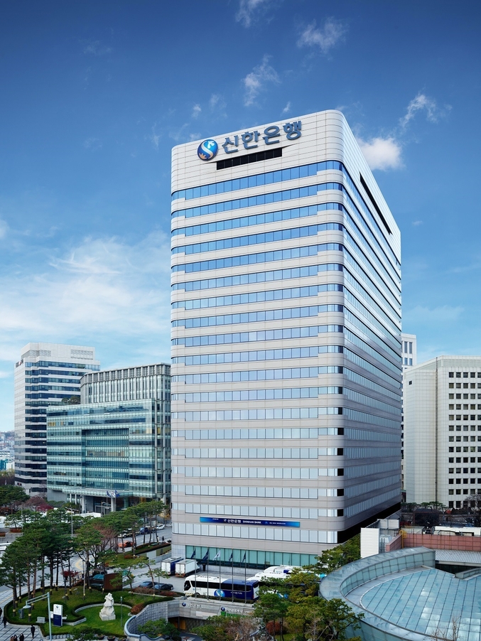 신한은행은 지난 19일 고용노동부에서 공시한 2023년 2분기 디폴트옵션 판매·운용 실적에서 적립금 약 3,333억원을 확보해 퇴직연금사업자 중 적립액 1위를 달성했다. 사진 | 신한은행